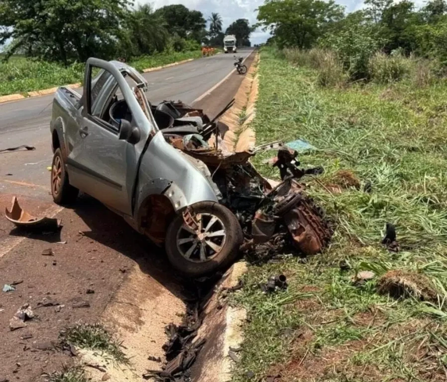 O choque foi tão violento que o veículo conduzido pela vítima, uma Saveiro, partiu ao meio com o impacto. (Foto: Reprodução)