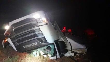Caminhão capotou na MS-240, entre Paranaíba e Inocência; motorista morreu no local e passageira foi socorrida com vida.