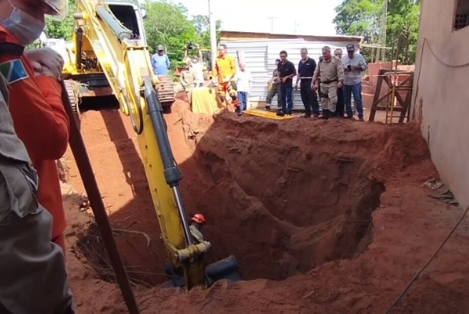 Resgate levou cerca de duas horas (Foto: Reprodução/ Correio do Estado) Resgate levou cerca de duas horas (Foto: Reprodução/ Correio do Estado)