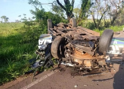 As circunstâncias do acidente serão apuradas. O impacto foi tão forte que a viatura capotou e ficou completamente destruída. (Foto: Jornal da Nova)