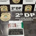 A mulher foi autuada em flagrante pelos crimes de: Falsidade Ideológica  e Exercício de Atividade com Infração de Decisão Administrativa. (Foto: Divulgação PCMS)