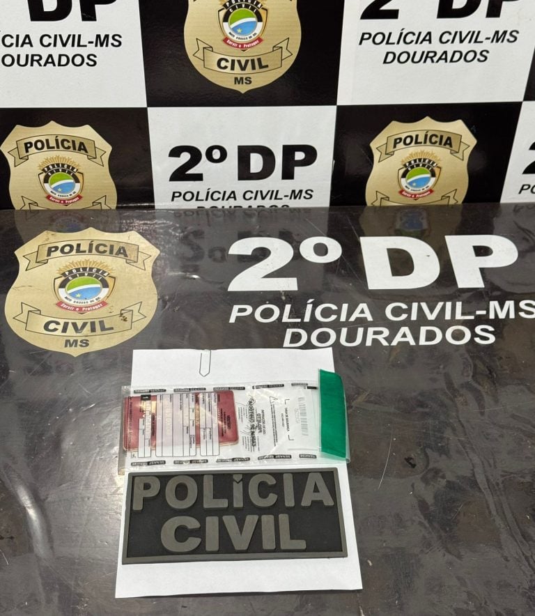 A mulher foi autuada em flagrante pelos crimes de: Falsidade Ideológica  e Exercício de Atividade com Infração de Decisão Administrativa. (Foto: Divulgação PCMS)
