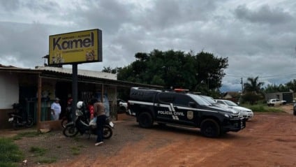No local foram localizadas 58 unidades de garrafas de coquetel alcoólico da marca Shirlof, a mesma marca produzida na fábrica de Terenos. (Fotos: Divulgação/PCMS)