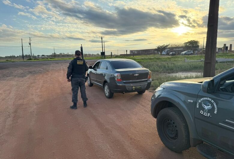 Durante a checagem os policiais constataram que as placas afixadas eram falsas e que o automóvel havia sido furtado em novembro do ano passado, na cidade de Curitiba (PR). (Divulgação/DOF) Durante a checagem os policiais constataram que as placas afixadas eram falsas e que o automóvel havia sido furtado em novembro do ano passado, na cidade de Curitiba (PR). (Divulgação/DOF)