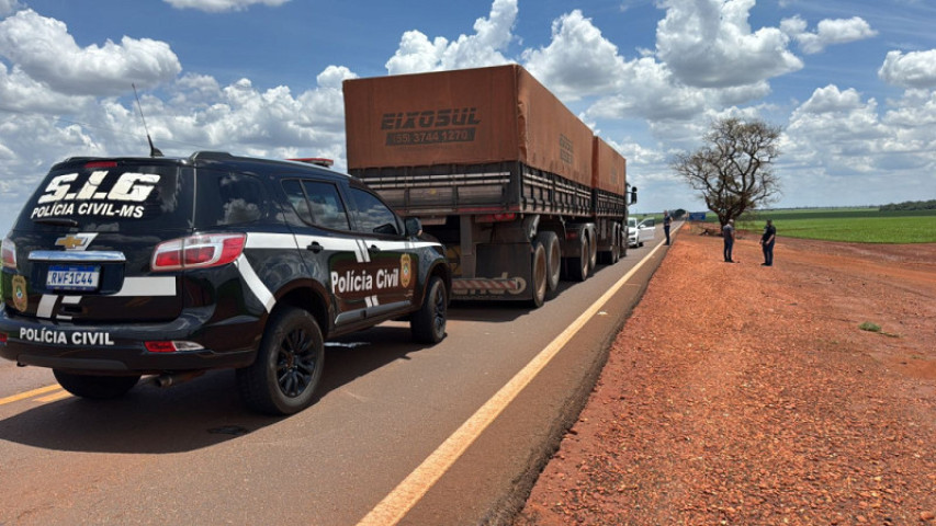 A tentativa de levar uma carreta roubada até a fronteira terminou com a prisão de um casal, morador de São Paulo, que foi surpreendido por equipes do Setor de Investigações Gerais (SIG) enquanto conduzia uma Scania avaliada em R$ 400 mil, tomada em assalto (Foto: Divulgação/PCMS) A tentativa de levar uma carreta roubada até a fronteira terminou com a prisão de um casal, morador de São Paulo, que foi surpreendido por equipes do Setor de Investigações Gerais (SIG) enquanto conduzia uma Scania avaliada em R$ 400 mil, tomada em assalto (Foto: Divulgação/PCMS)