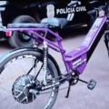 Bike elétrica pilotada por adolescente de 14 anos .