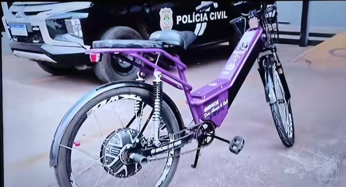 Bike elétrica pilotada por adolescente de 14 anos . Bike elétrica pilotada por adolescente de 14 anos .