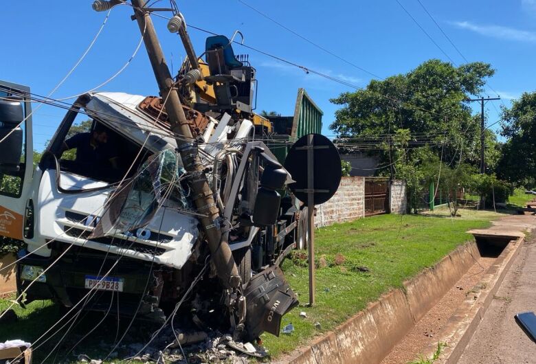 De acordo com as informações preliminares,  o motorista está consciente, porém, preso às ferragens. Equipes de socorro estão a caminho do local para realizar o resgate. (Foto: Redes Sociais)