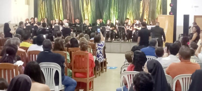 As três orquestras de flauta doce encantaram o público de Paranaíba com repertório variado, unindo folclore e música clássica em uma noite inesquecível.
