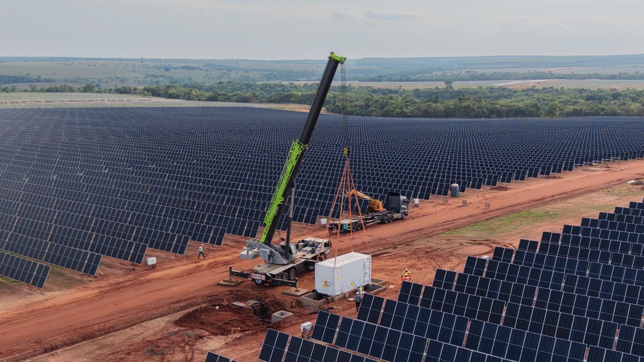 Placas solares do Projeto Seriemas, que transforma Paranaíba em referência regional em geração de energia limpa.