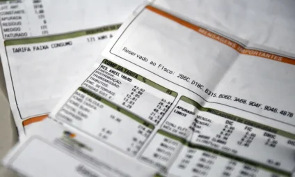 Contas de energia seguem mais caras em novembro com a manutenção da bandeira vermelha patamar 1, que adiciona R$ 4,46 a cada 100 kWh consumidos - Foto: Reprodução/ Agência Brasil