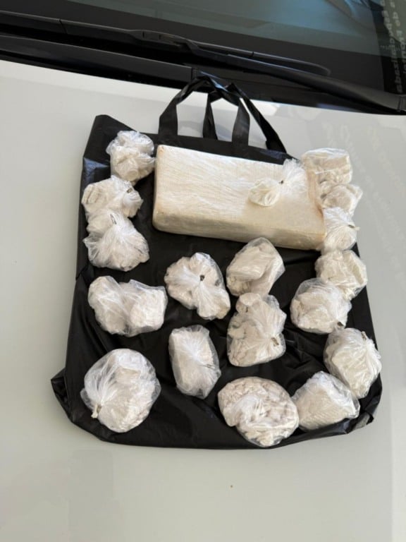  os policiais apreenderam aproximadamente 1,890 kg de cocaína, distribuídos em um tablete e 18 porções prontas para comercialização e avaliados em mais de R$ 170 mil. (Divulgação PCMS)