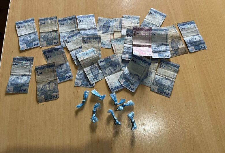 No local, os policiais encontraram R$ 59,00 em notas pequenas e sete porções de crack embaladas em plástico azul, guardadas em um porta-moedas. (Divulgação PMMS) No local, os policiais encontraram R$ 59,00 em notas pequenas e sete porções de crack embaladas em plástico azul, guardadas em um porta-moedas. (Divulgação PMMS)