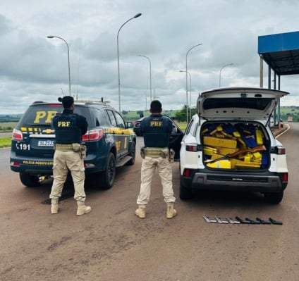 Em Eldorado, policiais apreenderam 1.010 quilos de maconha, além de uma espingarda de pressão, munições e sete réplicas de pistolas - Foto: Divulgação/PRF