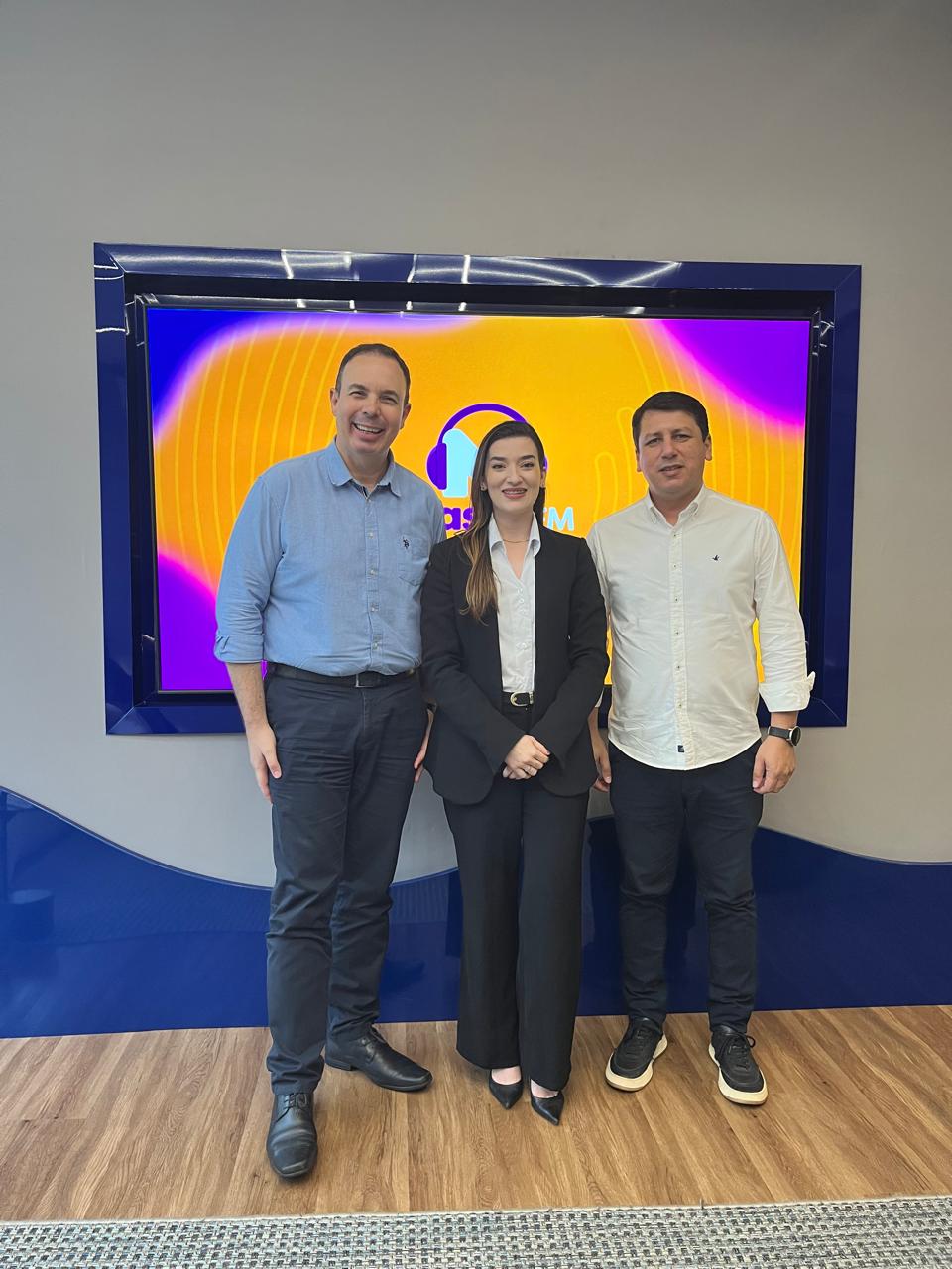 Saulo Lima, diretor comercial da Guará Renault e a Larissa Quadro, gerente da Guará Renault Dourados no estúdio da Massa FM. (Rayssa Vitória) 