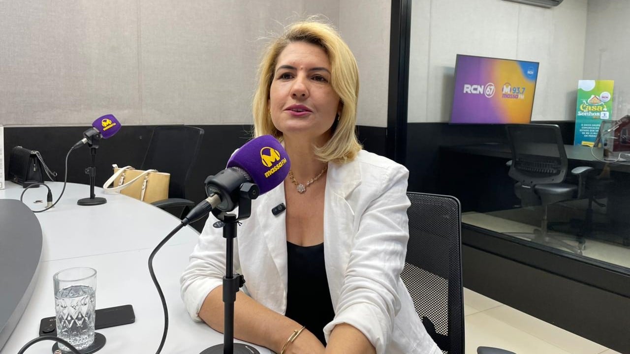 Fátima Ribeiro durante entrevista na Rádio Massa Campo Grande (Foto: Arthur Ayres/ Massa CG)