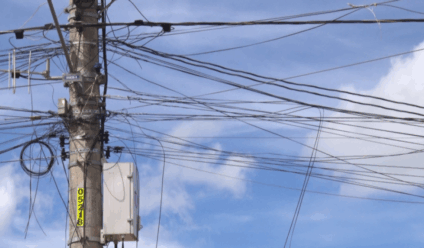 Fios de internet soltos continuam oferecendo risco em Três Lagoas