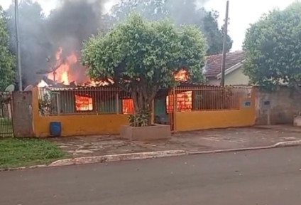 Perícia apura causa do incêndio, que provavelmente foi acidental / Foto: Jornal MS News/Reprodução