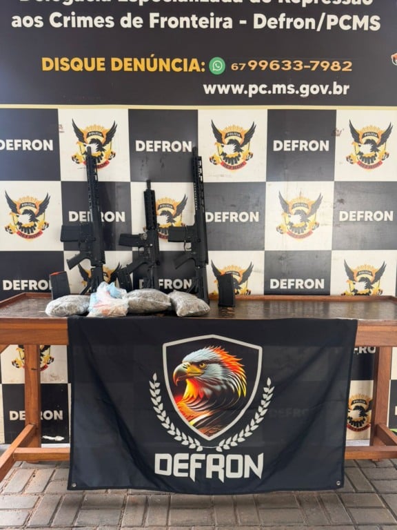 Ao avistar a polícia, o morador da residência tentou se desfazer de uma mala contendo três fuzis, um calibre .556 e dois calibre 7.62 mm, além de quatro carregadores de 7.62 mm e dois de .556 mm. (Divulgação/PCMS)