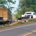 Caminhão boiadeiro e carro danificados após colisão frontal na BR-262