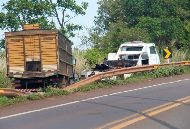 Caminhão boiadeiro e carro danificados após colisão frontal na BR-262 Caminhão boiadeiro e carro danificados após colisão frontal na BR-262