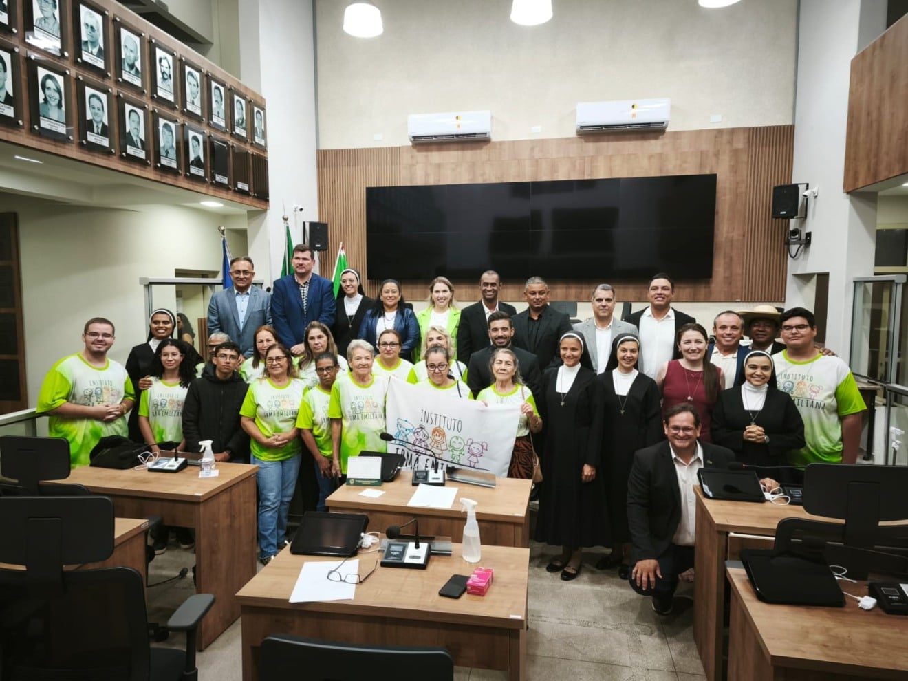 Freiras Agostinianas, colaboradores. voluntários e vereadores durante entrega de Moção de Aplausos 