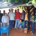 Os produtores de leite de Deodápolis mantêm, pelo segundo dia consecutivo, a manifestação em frente ao Laticínio Dica, localizado às margens da MS-145, em Deodápolis. (Foto: Divulgação)