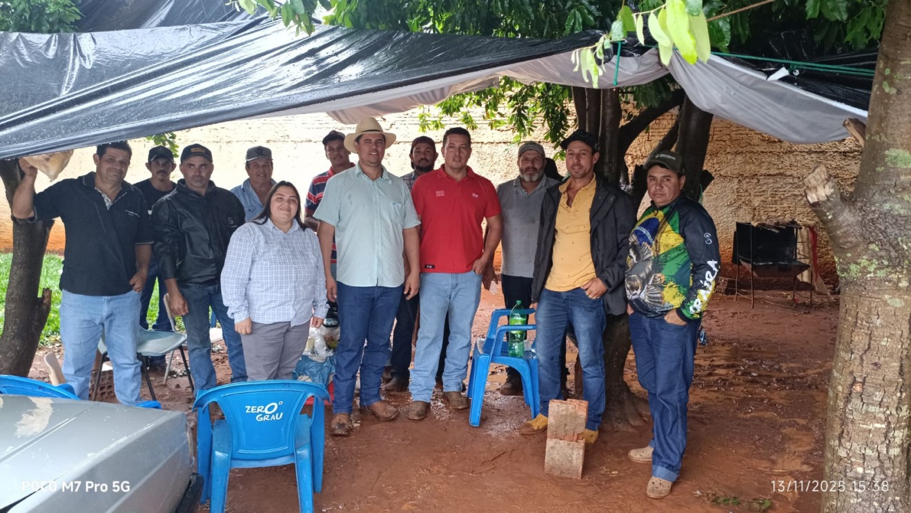 Os produtores de leite de Deodápolis mantêm, pelo segundo dia consecutivo, a manifestação em frente ao Laticínio Dica, localizado às margens da MS-145, em Deodápolis. (Foto: Divulgação) Os produtores de leite de Deodápolis mantêm, pelo segundo dia consecutivo, a manifestação em frente ao Laticínio Dica, localizado às margens da MS-145, em Deodápolis. (Foto: Divulgação)