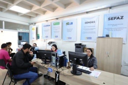 Sala do Empreendedor, instalada no Poupa Tempo, está orientado os MEIs sobre a regularização de débitos / Foto: Divulgação/Assecom

