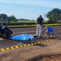Viatura policial e perícia às margens da BR-163 em Dourados, em trecho próximo ao Parque das Nações, após grave acidente com motociclista