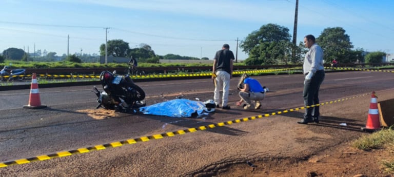 Viatura policial e perícia às margens da BR-163 em Dourados, em trecho próximo ao Parque das Nações, após grave acidente com motociclista