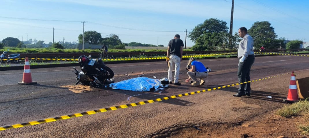 Viatura policial e perícia às margens da BR-163 em Dourados, em trecho próximo ao Parque das Nações, após grave acidente com motociclista