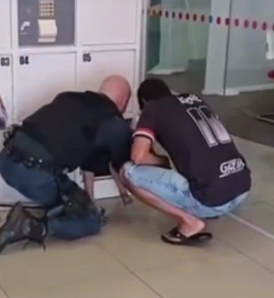 Agente de segurança e familiares buscam liberar criança.