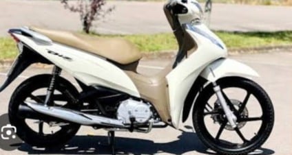 Polícia Militar recuperou parte dos itens furtados do baú de moto Honda Biz .