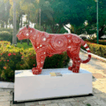 Esculturas de onça-pintada expostas em área urbana de Belém durante a COP30