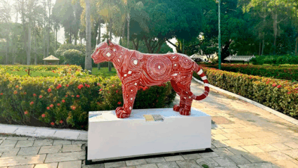 Esculturas de onça-pintada expostas em área urbana de Belém durante a COP30