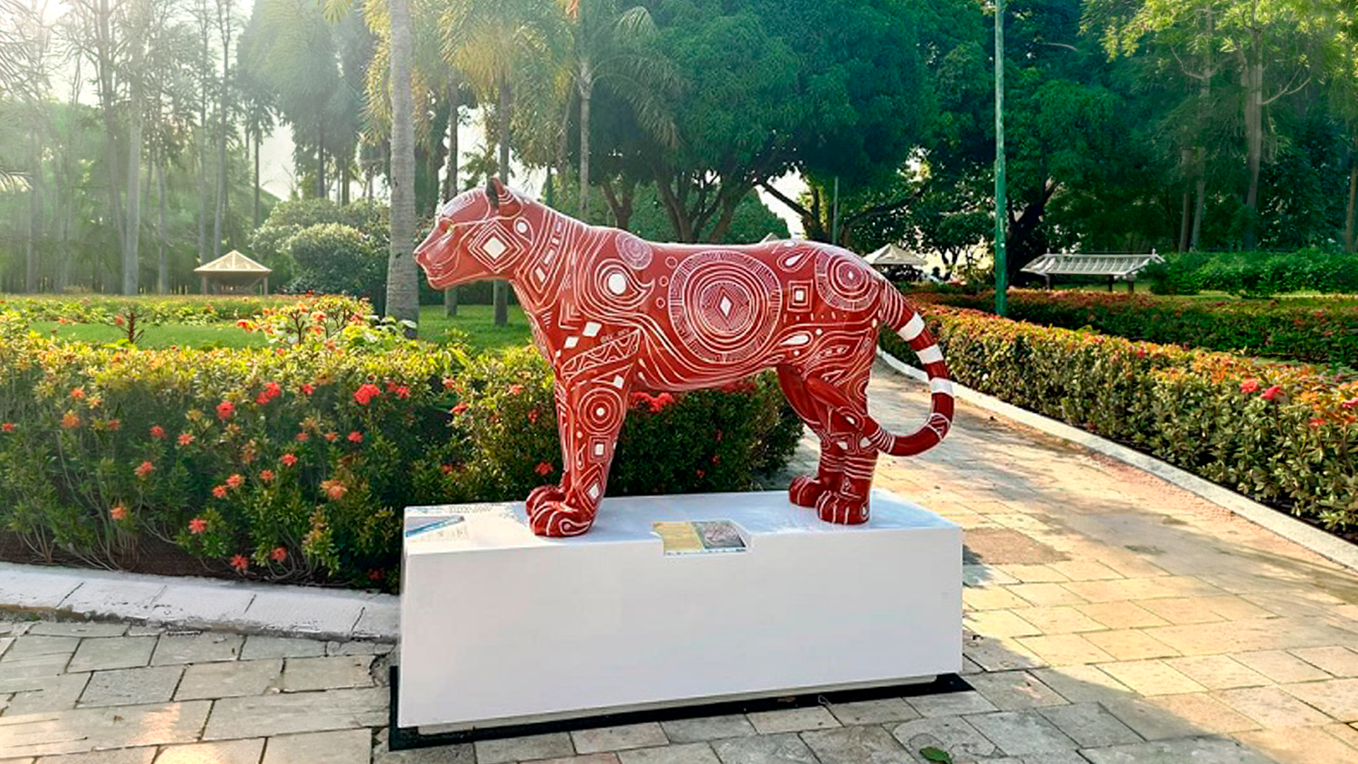 Esculturas de onça-pintada expostas em área urbana de Belém durante a COP30