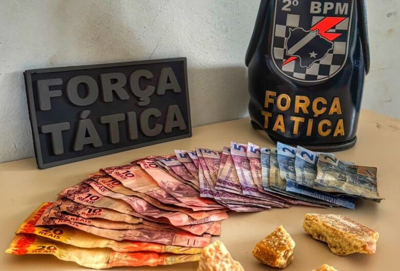 No imóvel, os militares apreenderam 69,9 gramas de crack, além de certa quantia em dinheiro proveniente do tráfico e de programas. (Divulgação PMMS)