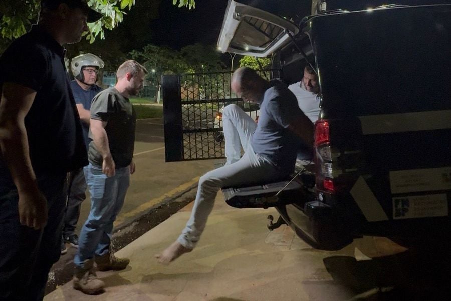 Dois homens acusados de participar de uma quadrilha especializada em invadir condomínios de alto padrão foram presos pela Polícia Civil nesta quarta-feira (26), em Dourados. (Foto: Nova News)