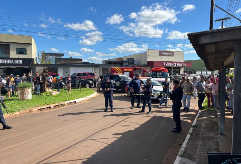 Conforme informações preliminares, ambos estavam, próximo a um comércio quando foram atingidos por disparos feitos por pistoleiros. (Foto: Ligado na Notícia) Conforme informações preliminares, ambos estavam, próximo a um comércio quando foram atingidos por disparos feitos por pistoleiros. (Foto: Ligado na Notícia)