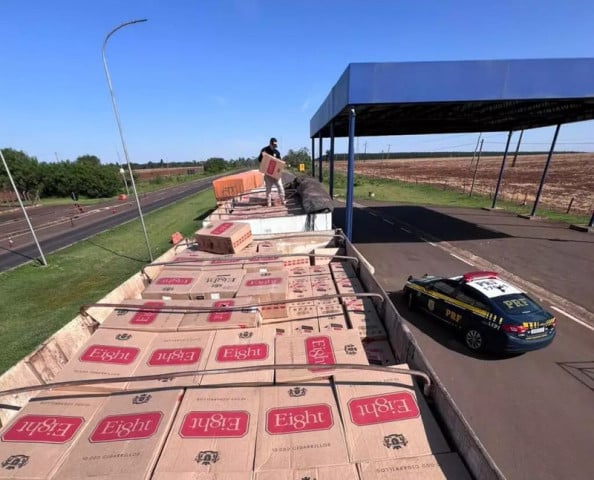 O motorista e o material apreendido foram encaminhados para a Delegacia da Polícia Federal de Dourados, onde o caso foi registrado como contrabando e transporte ilegal de produtos estrangeiros.(Divulgação/PRF/MS)