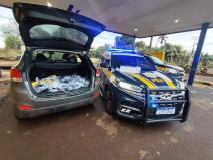 Os agentes encontraram um fundo falso nas laterais do veículo, onde estavam escondidos 392 iPhones de última geração — modelos 17, 16 e 15 Pro Max. (Divulgação PRF/MS)