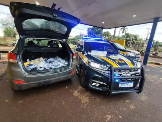 Os agentes encontraram um fundo falso nas laterais do veículo, onde estavam escondidos 392 iPhones de última geração — modelos 17, 16 e 15 Pro Max. (Divulgação PRF/MS)