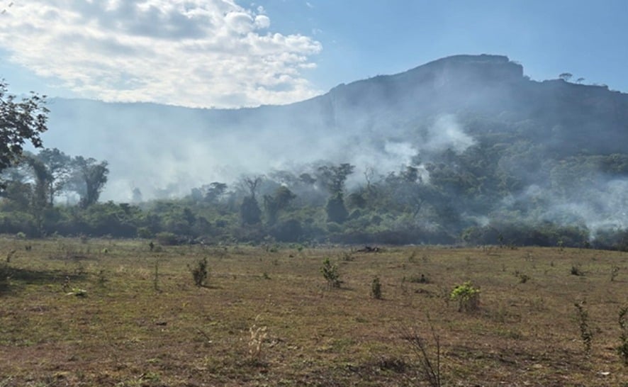 as chamas avançaram sobre a serra, destruindo parte da vegetação protegida (Foto: Reprodução/ MPMS)