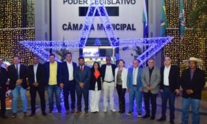 Vereadores participam da entrega da decoração natalina no prédio da Câmara Municipal antes do início da sessão ordinária.