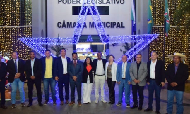 Vereadores participam da entrega da decoração natalina no prédio da Câmara Municipal antes do início da sessão ordinária.