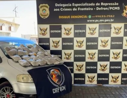 A droga estava no porta-malas e no banco traseiro. Foram apreendidas aproximadamente 20 porções de skunk. Já na casa dele foram encontrados outros seis volumes, da mesma droga, além de uma balança de precisão e plástico filme, usados para fracionamento e embalagem. (Foto: PCMS)