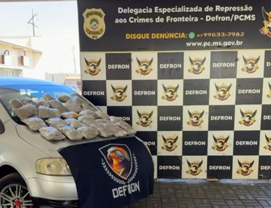 A droga estava no porta-malas e no banco traseiro. Foram apreendidas aproximadamente 20 porções de skunk. Já na casa dele foram encontrados outros seis volumes, da mesma droga, além de uma balança de precisão e plástico filme, usados para fracionamento e embalagem. (Foto: PCMS) A droga estava no porta-malas e no banco traseiro. Foram apreendidas aproximadamente 20 porções de skunk. Já na casa dele foram encontrados outros seis volumes, da mesma droga, além de uma balança de precisão e plástico filme, usados para fracionamento e embalagem. (Foto: PCMS)