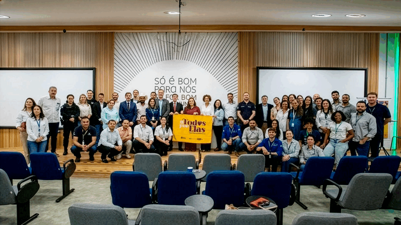 Autoridades do TJMS, da Prefeitura de Ribas do Rio Pardo e representantes da Suzano sentados à mesa durante a assinatura de acordo de cooperação em ambiente institucional. Autoridades do TJMS, da Prefeitura de Ribas do Rio Pardo e representantes da Suzano sentados à mesa durante a assinatura de acordo de cooperação em ambiente institucional.