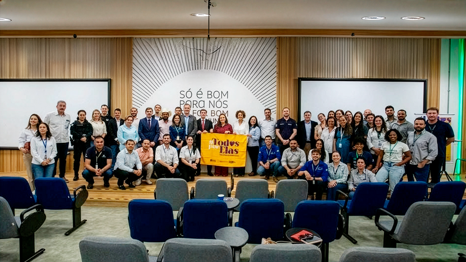 Autoridades do TJMS, da Prefeitura de Ribas do Rio Pardo e representantes da Suzano sentados à mesa durante a assinatura de acordo de cooperação em ambiente institucional.